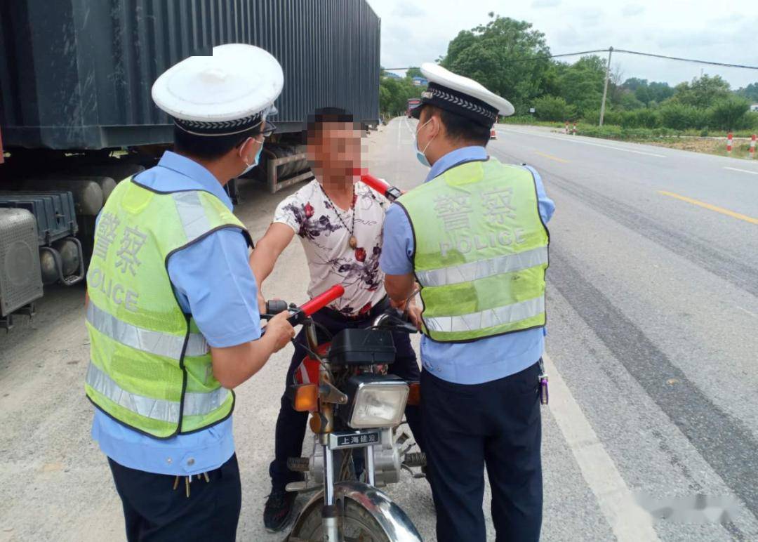 查获一辆无牌行驶两轮摩托车,发现这司机不仅无证驾驶居然还醉驾