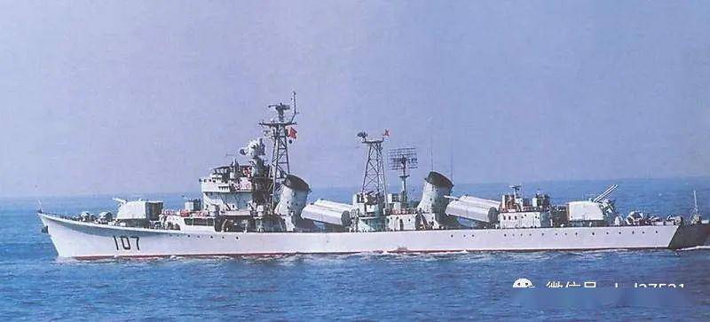 也是我国海军的第一批驱逐舰,"鞍山"与"抚顺"二舰于1954年10月26日在