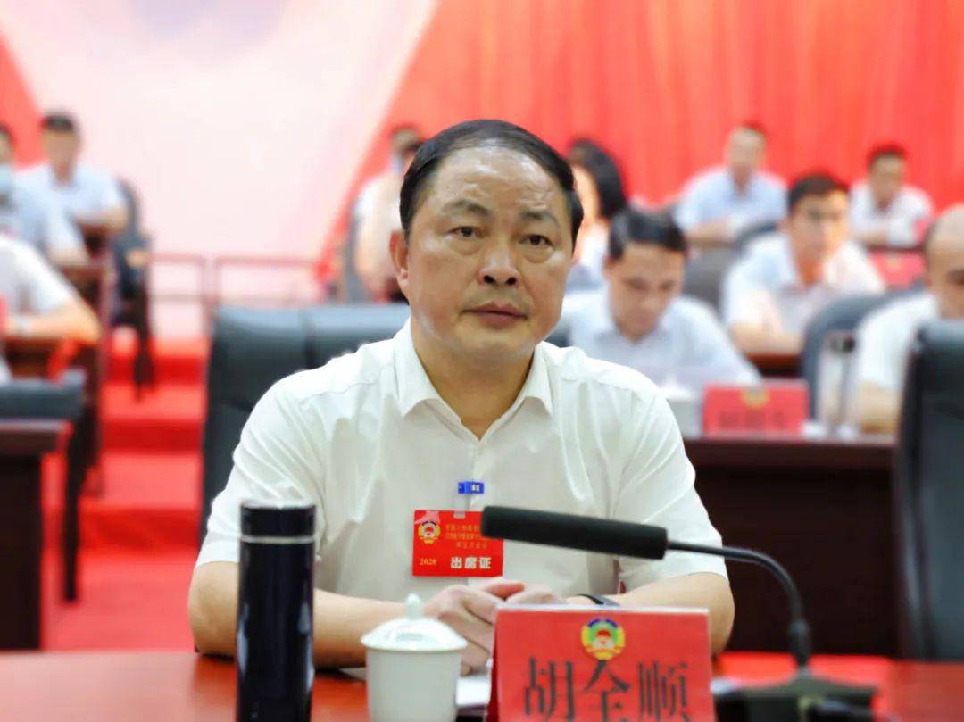 胡全顺发表热情洋溢的讲话,代表中共万载县委对大会的召开表示热烈
