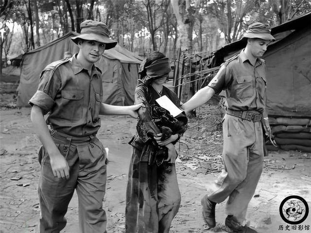 越战期间的越南女兵老照片:善于伪装,图三被俘女兵身上绑满炸弹