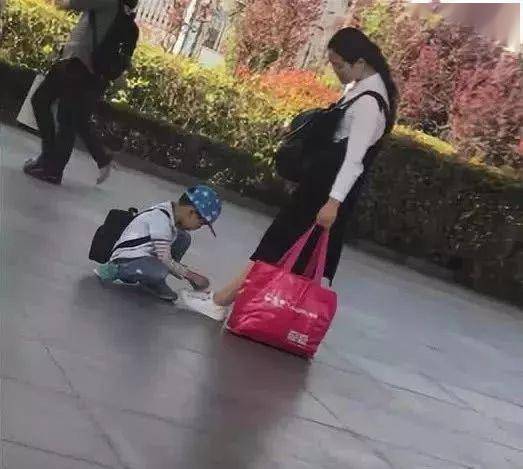 地铁上一张偷拍照:你的教养,就是孩子的起跑线