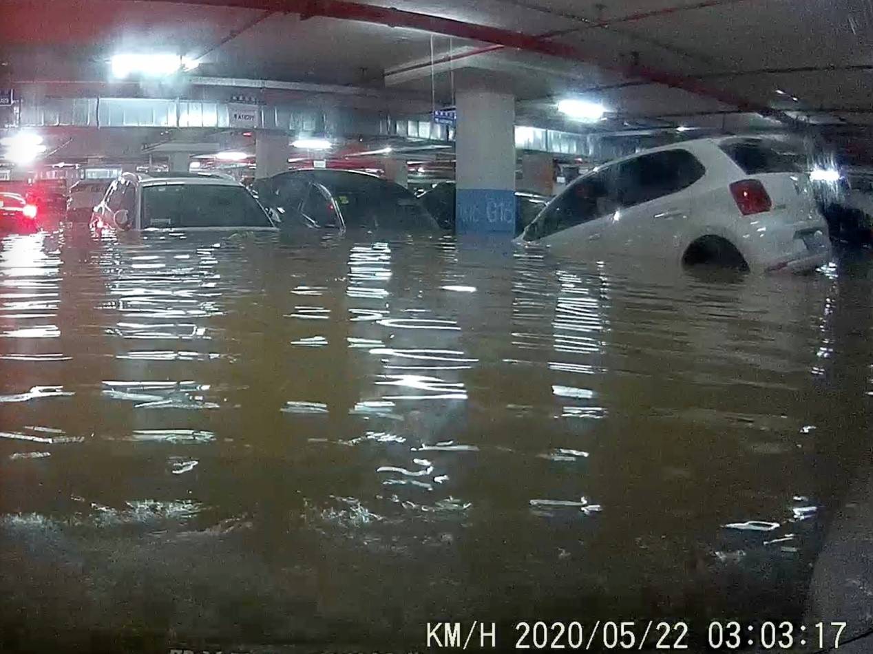 小区车库进水200辆车被淹 广州万科物业：正协调