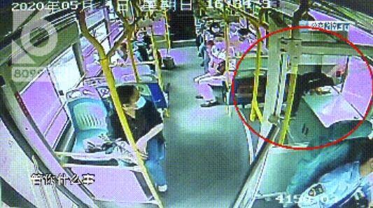 女子在昆明25路公交车上演缩骨神功:弯腰撅腚腿一抬!钻窗走了
