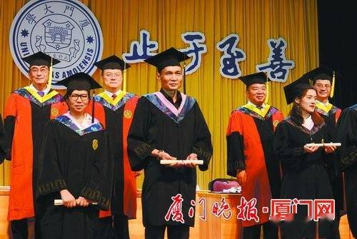 自学获法学学位的51岁的厦大保安，出书了！