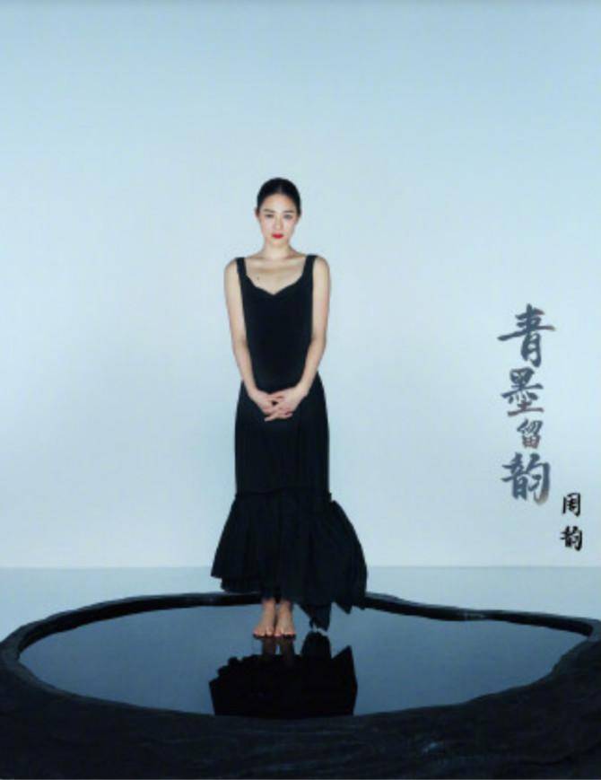 姜文妻子周韵近照获赞，人如其名气质太绝，素