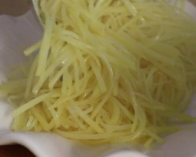 土豆丝不发软的小窍门 cc9e7eb6d3cb40aa8c3b1264628ca5d9.jpeg
