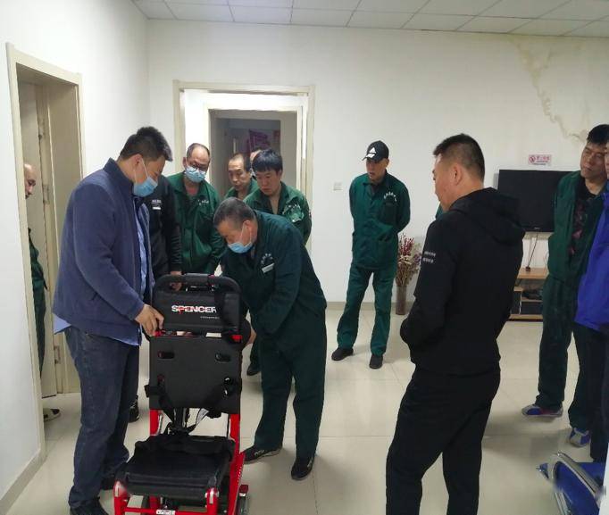 急救中心救护员 ef8cb90c51224120b39c078fb805db4a.jpeg