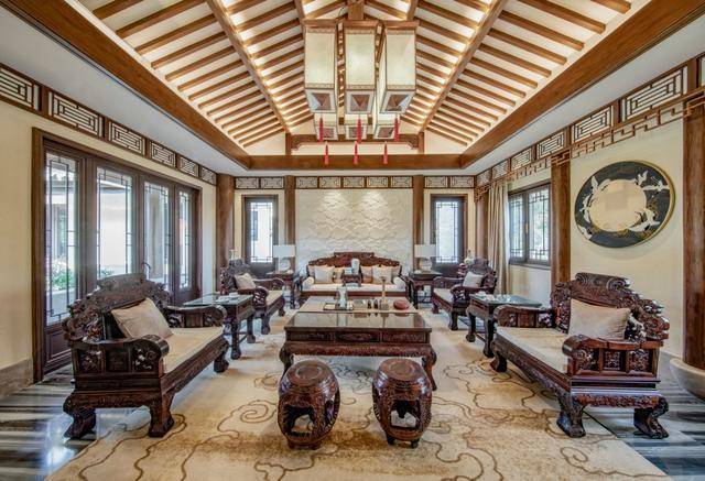 则是一组待客大厅,随处可见的庄严红木家具,古色生香,为四合院的室内