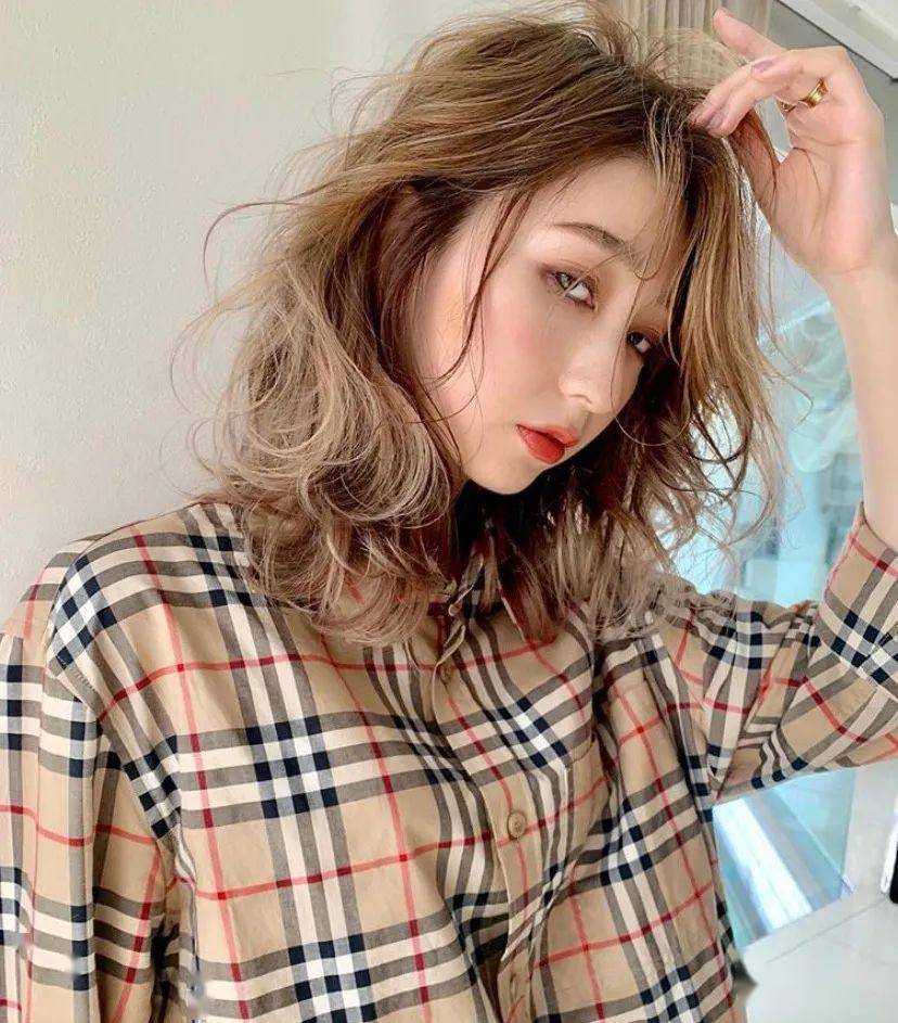 慵懒风发型好看吗 a4744de37bf14fa3ba437caab470397a.jpeg