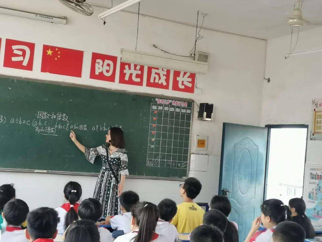 渝水三小开展"推门听课"活动