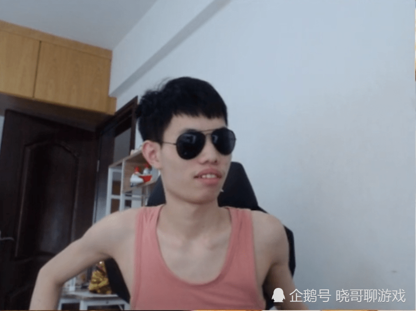 和平精英:鲨鱼跟不求人的差别越来越大了,下播前这样的表现,粉丝都笑