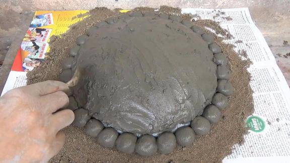 水泥铺一个圆形,四周围着"水泥球"在家自制水泥花盆,学起来!