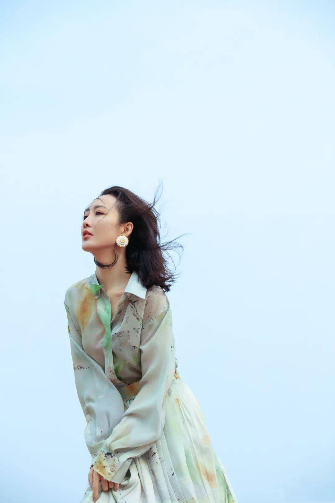 裘皮大衣穿搭街拍图片_街拍美女穿搭夏季牛仔裤_明星穿搭街拍