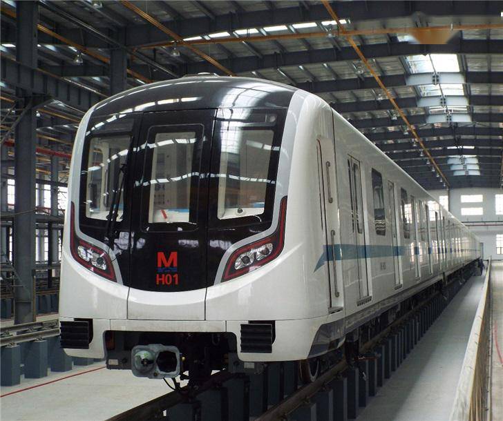 首列武汉造全自动无人驾驶地铁列车下线