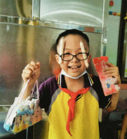 孩子们在学校里也度过了一个 快乐的节日  