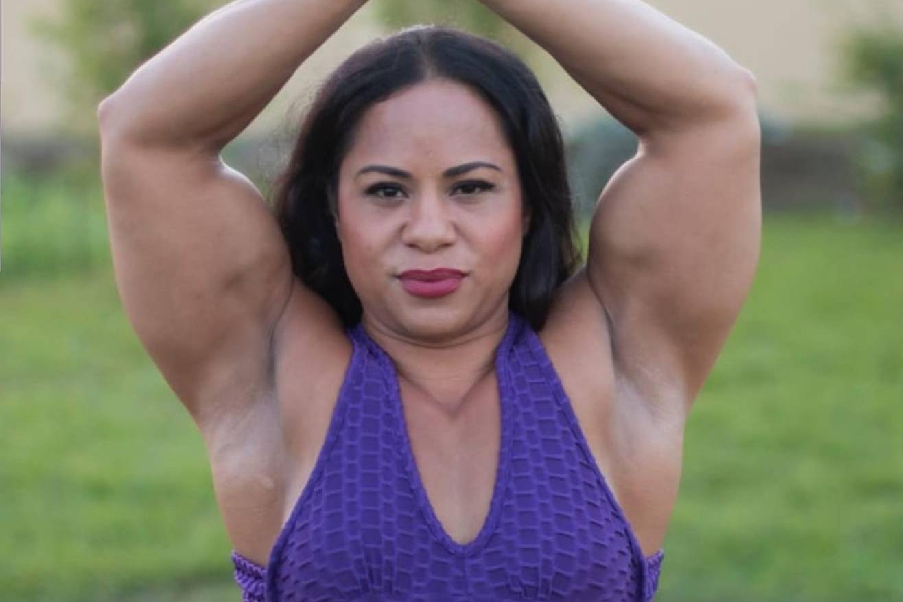 美女粗壮的肌肉充满美感肌肉女的健美身材