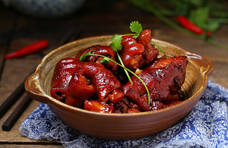 春节家宴必不可少的一道“硬菜”，色泽红润、软烂入味，越吃越香