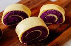 紫薯的新吃法，蒸一蒸卷一卷，皮软馅香甜不腻，早餐吃更易吸收