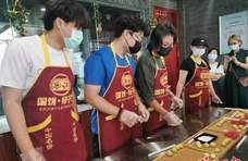 把亲情包在月饼里，在汉台湾学子体验中秋文化