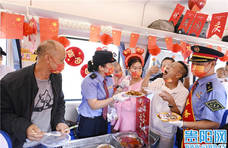 贵阳开往宁波的列车上，一场黔菜品鉴会让人流口水