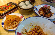 江西人去四川餐馆吃饭，点了一个89元套餐，上桌后想把筷子扔了