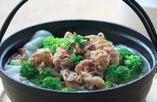 牛肉和年糕这样下锅煮，一出锅就被夹光啦，口感鲜嫩，汤汁都不剩