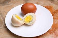 煮鸡蛋，只加清水就错了！多加几滴它，鸡蛋鲜香嫩滑，蛋壳也好剥