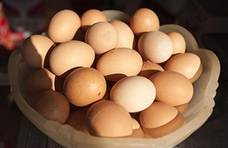 老婆把3斤鸡蛋和5斤盐放锅里，一滴水不加，出锅后全家流口水