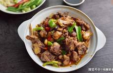 炒鸡肉时，直接下锅炒大错特错，炒之前多加一步，鸡肉更鲜嫩入味