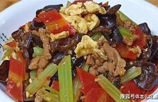 家常小炒菜：“芹菜木耳鸡蛋炒肉”，鲜香味美，特别开胃下饭