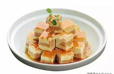 美食推荐：香辣黄骨鱼炖豆腐，夹心豆方，蒜苔炒香肠，糖醋土豆片