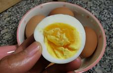 煮鸡蛋时，最忌直接加水煮，多加这1步，蛋壳好剥，蛋黄又香又嫩