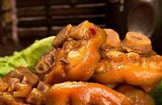 家常菜：红烧猪蹄、青椒素炒杏鲍菇、蒜黄炒肉丝