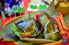 马来西亚举办裹粽子比赛