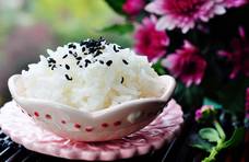 米饭夹生或太湿如何补救？糙米饭如何加水才能软糯不硬