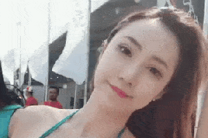 搞笑gif趣图:妹子,别用这眼神看我好不好,快坚持不住了!