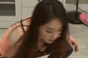 搞笑gif趣图:妹子,买茄子还用尺子量长度,你是用还是吃呢?