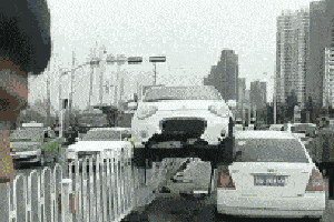 搞笑gif:这车开的真是牛呀,这都叠罗了