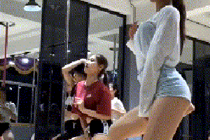 搞笑gif趣图:这是哪里跳舞的呀,想跟小姐姐们,学习舞蹈!