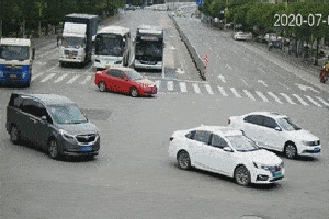 1000多箱茅台翻车了,满街酒香,司机崩溃:赔不起啊!