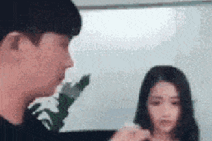 搞笑gif:大爷,你这和别人不一样啊!旁边的小姐姐都笑了!