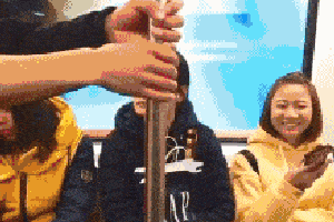 搞笑gif:大哥这样开车,你考虑过车的感受吗