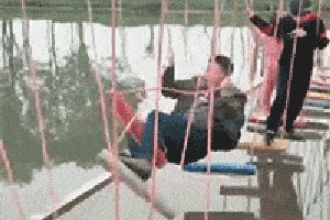 搞笑gif:我的女神,真的好心疼!