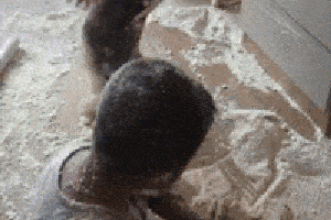 搞笑gif:小伙儿,回家多吃点补品吧