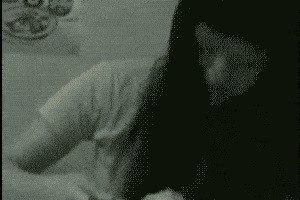搞笑gif趣图:长发女生学习一下,这才是正确的吃面方法!
