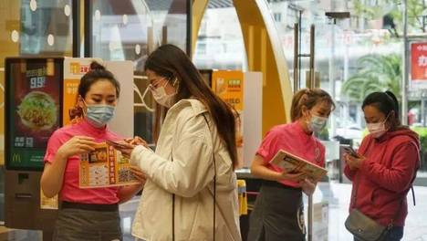 麦当劳员工将无人领取冰淇淋倒回机器，你怎么看？