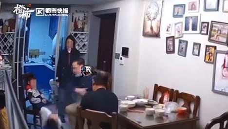 南京打人医生被刑拘，网友质疑合理性，其实这位家长一点也不冤
