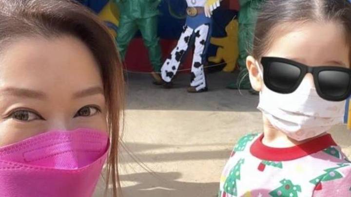 谢婷婷回香港和父母哥哥过新年,你觉得她漂亮吗?