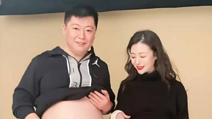 谢永强小12岁娇妻怀孕,夫妻挺大肚拍写真,搞笑吗?