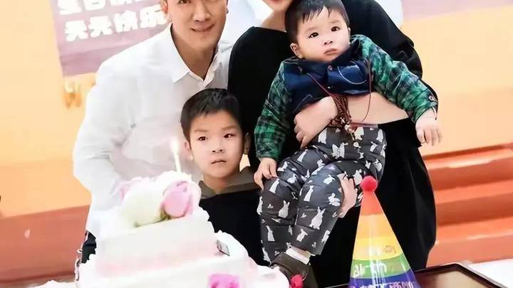 黄圣依与前妻亲嘴喂食很得意,这样的婚姻你羡慕吗?